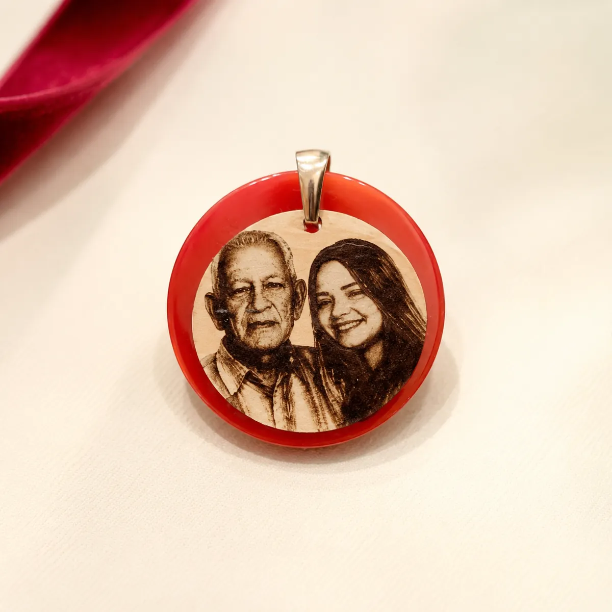 Medalla con fotograbado de abuelo y nieta