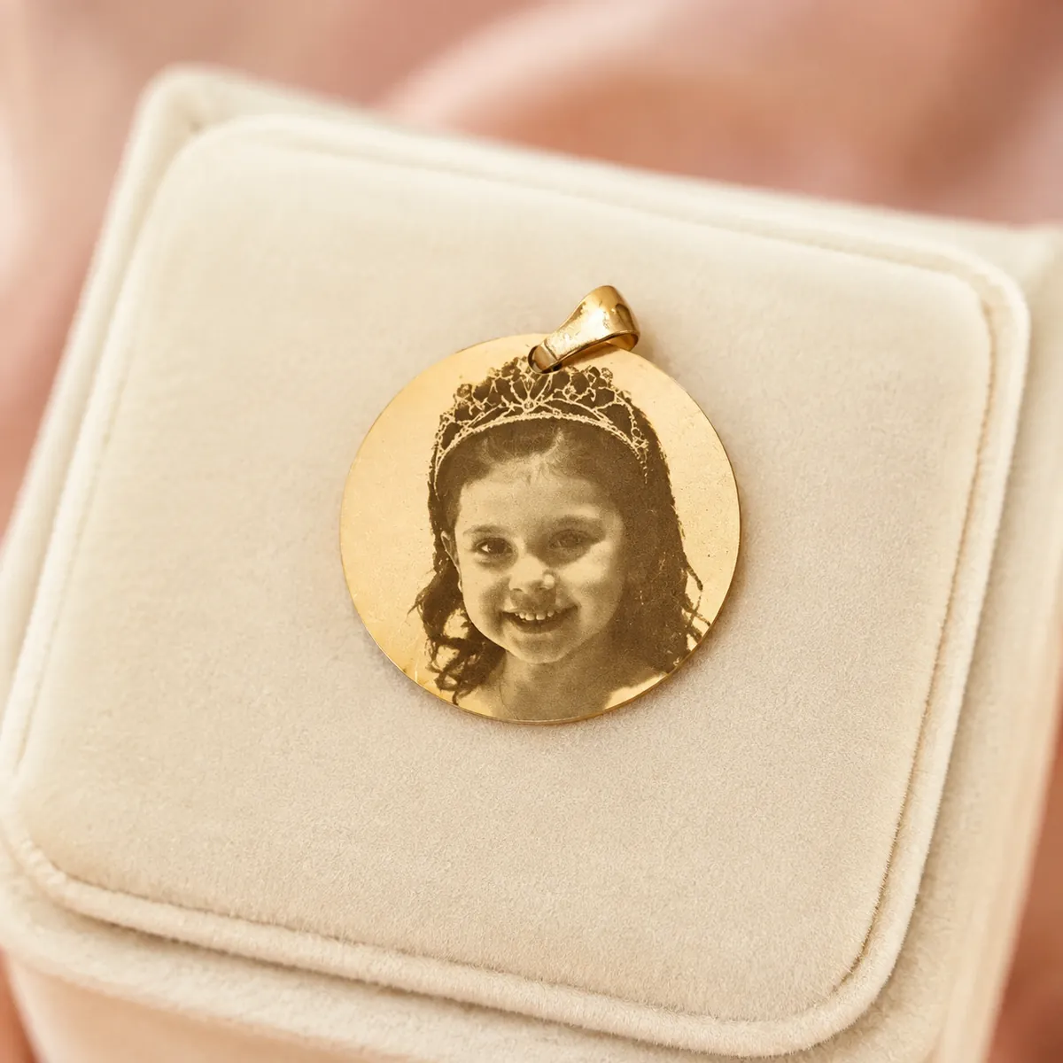 Medalla dorada con fotograbado de una niña, en su caja