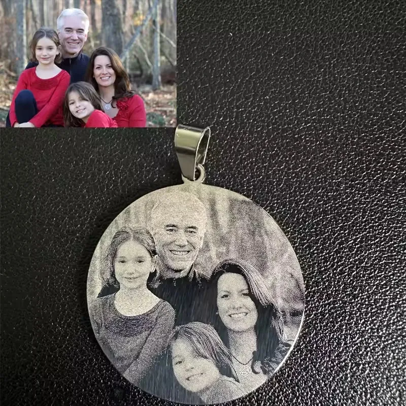 Foto familiar original junto a la medalla grabada con esa misma foto