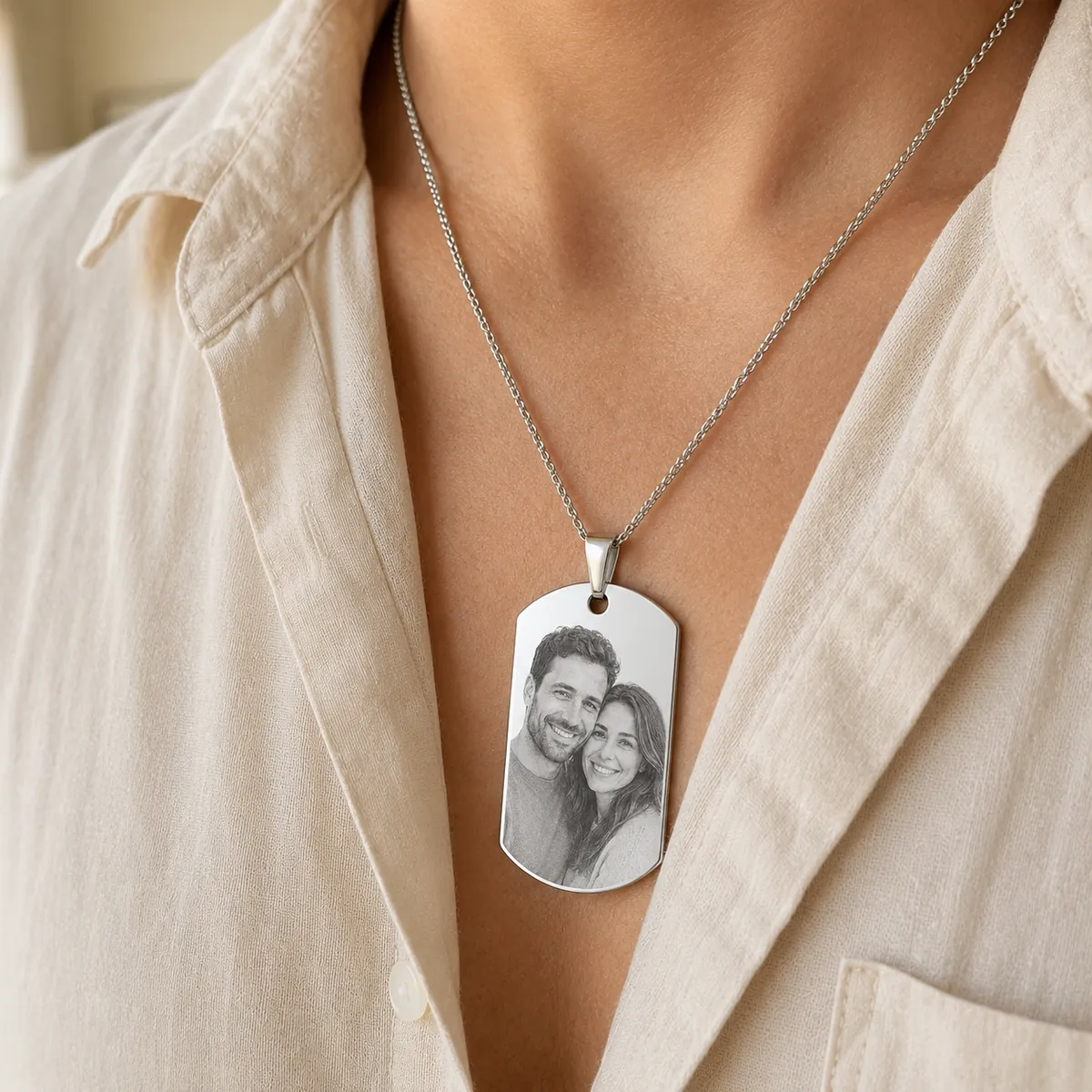 Placa tipo militar de acero con foto de pareja grabada a láser, colgando del cuello